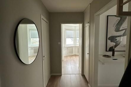 Mysig 2:a med balkong vid stationen