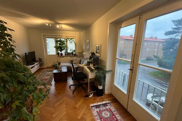 Ljus gavellägenhet med solbalkong i Alvik