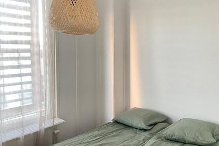 Modern 2:a nära pendeln i Kallhäll