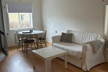 Möblerad 1:a i Olsbacka med parkering