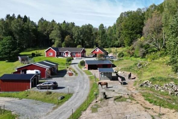 Mysigt hus på hästgård nära Varberg