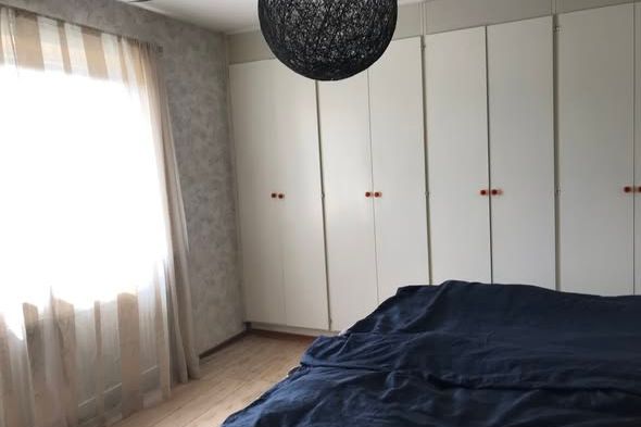 Ljus och möblerad våning nära Triangeln