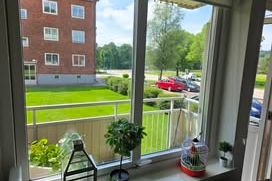 3 rok med balkong i Göta – uthyres