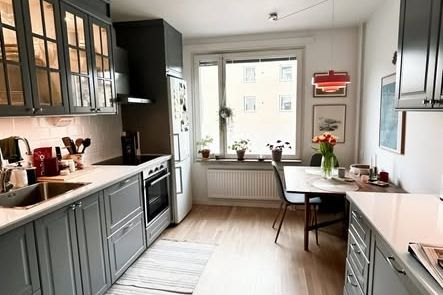 Solsäker 2:a i Nacka med balkong