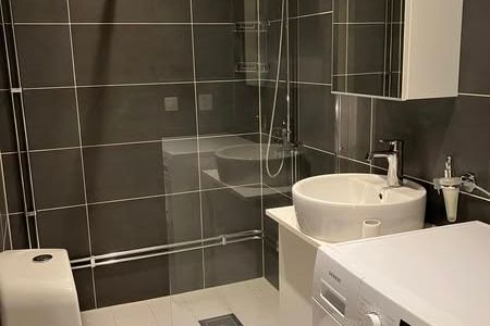Nyrenoverad attefalls-1:a i centrala Bro