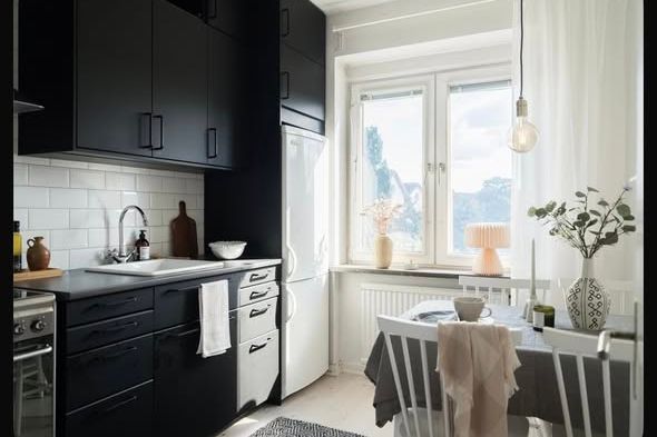 Möblerad etta vid Nobeltorget, balkong