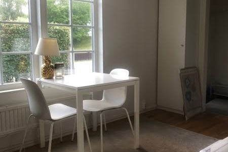 Möblerad etta i Djursholm med uteplats