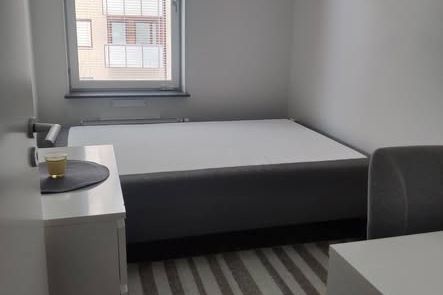 Möblerat rum för kvinna i Jakobsberg