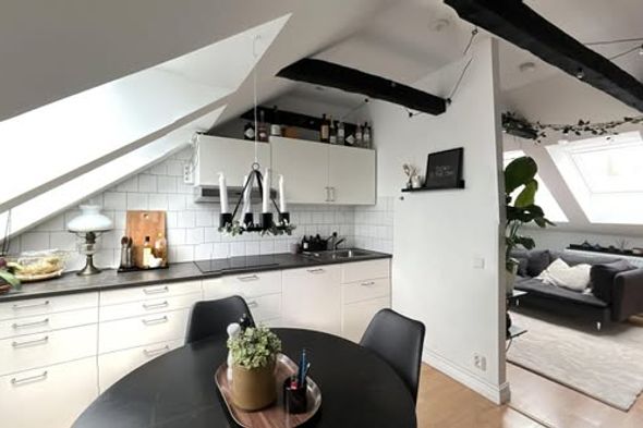 Charmig 3:a med synliga takbjälkar