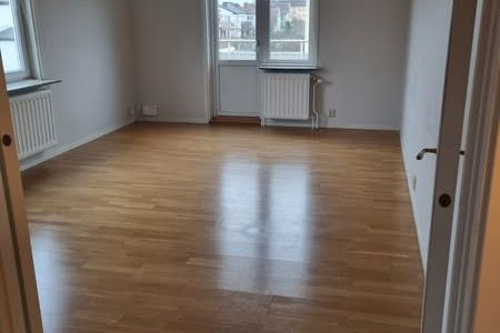 Rymlig etagelägenhet med balkong & parkering