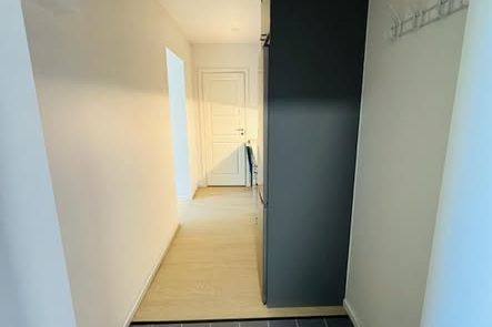 Modern 2:a med balkong nära Örebro U