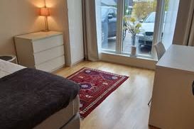 Tryggt tjejboende i Huddinge nära centrum