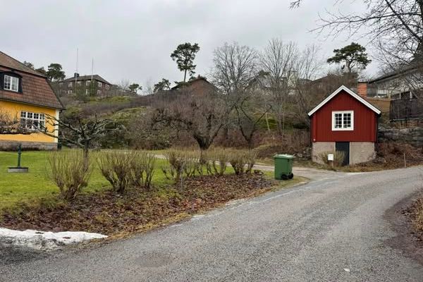 Charmigt 1700-tals torp i Saltsjöbaden