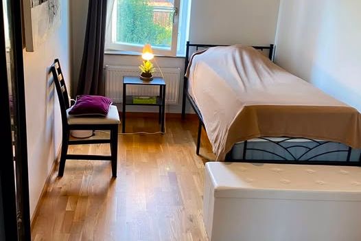 Mysigt & ljust rum i Ursvik – 5 000 kr