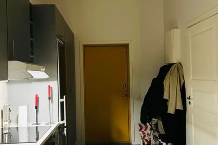Vindsvåning i sekelskiftescharm mitt i Örebro
