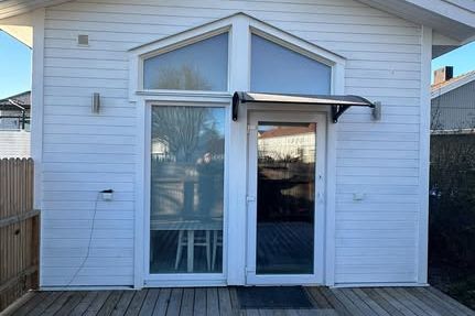 Modernt attefallshus i Utby med privat altan