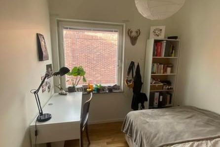 Ljust rum i Rosendal med balkong