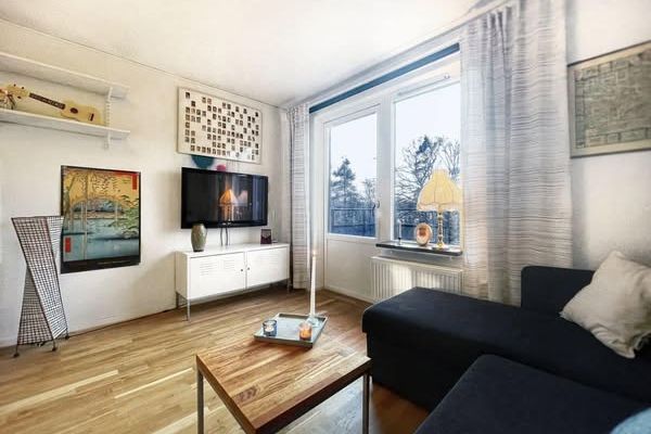 Sköndal: Solig etta med balkong i sydväst