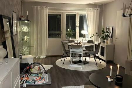 2:a med inglasad balkong & parkering