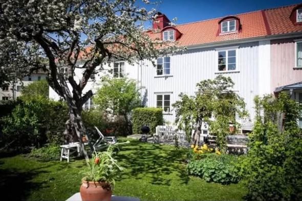 Delvis möblerat rum i Änggården