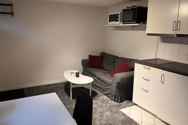 Naturnära 1:a i Täby med uteplats