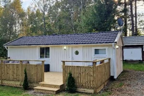 Charmig stuga nära natur och stadsliv
