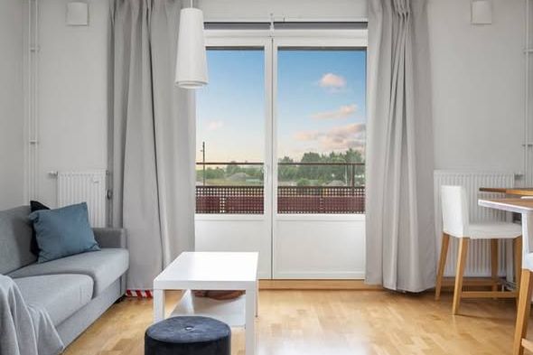 Möblerad etta med balkong vid hamnen