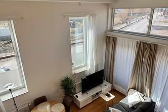 Möblerad etta med loft i Vallastaden