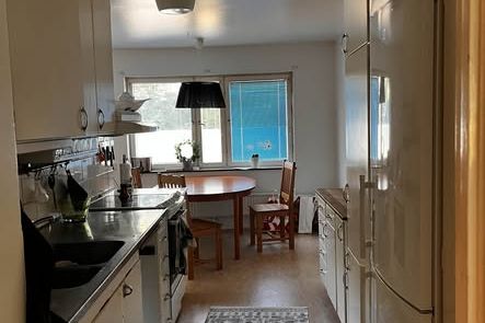 Möblerat rum med walk-in & trädgård