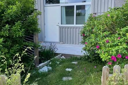 Mysigt attefallshus nära Mörby C