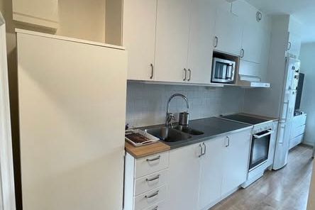 Möblerad etta i Solna nära t-bana