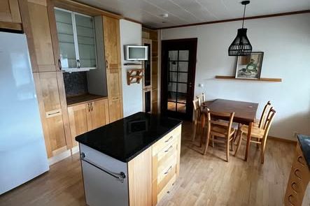 Rum i villa i Farsta med bastu & terrass