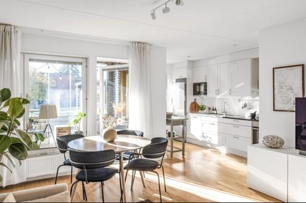 2:a med balkong och uteplats i Solna