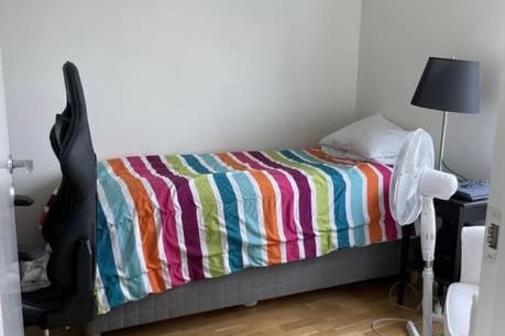 Ljus 3:a med balkong nära city och färja