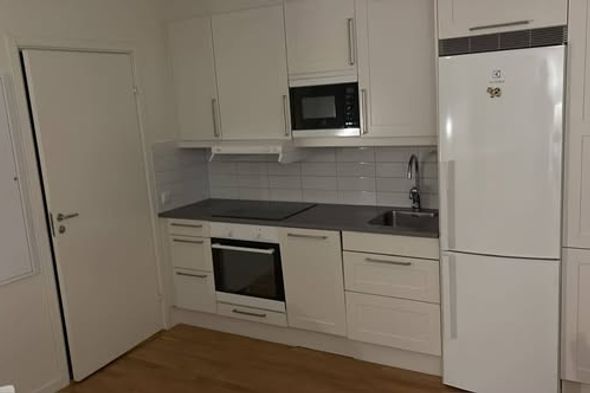Modern 1:a med 15 kvm inglasad balkong