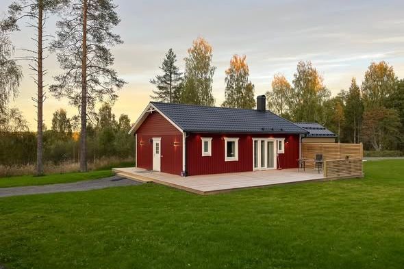 Nybyggd stuga i Södervik nära sjön