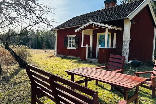 Mysigt torp i skog nära Stockholm
