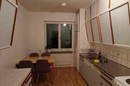 Charmig 1:a med balkong i Västertorp