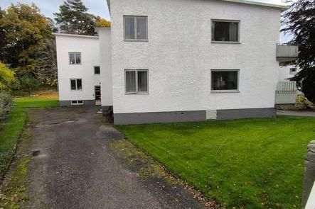 Charmig 1:a med balkong vid Ramnaparken