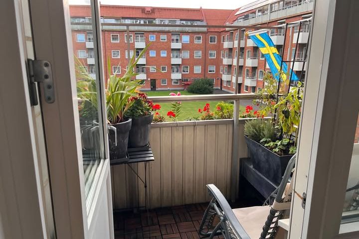 Stor 2:a med balkong nära Stattena