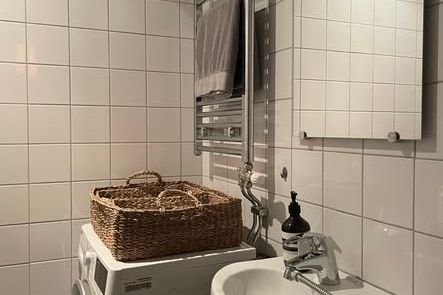 Nyrenoverad etta i lugna Bromsten