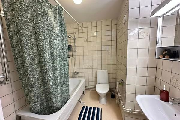 Mysigt rum uthyres med delat kök/badrum