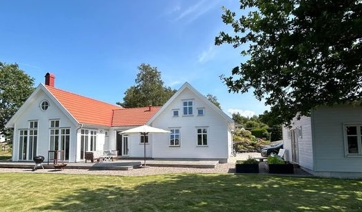 Arkitektritad villa med fjordutsikt uthyres