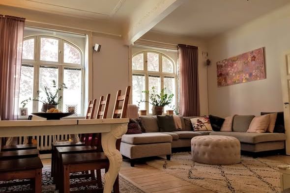 Charmigt stort rum i sekelskifteslägenhet