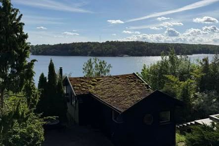 Sjönära stuga i Stocksund med pool