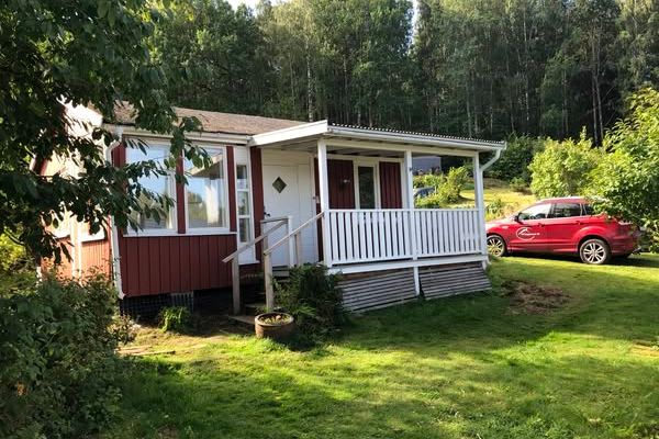 Charmig stuga vid Landsjön med båtplats
