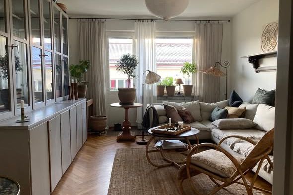 Charmig 2:a med fiskbensparkett & gårdsläge