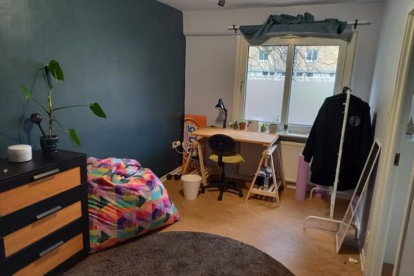 Ljus möblerad rum i Kortedala, nära centrum