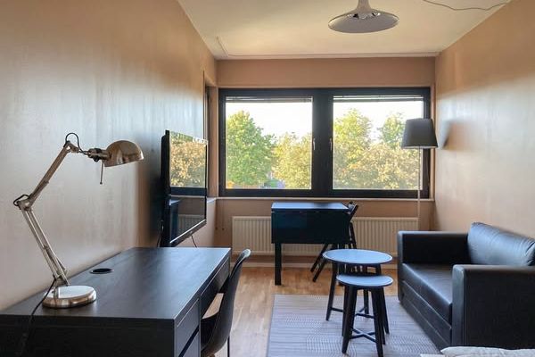 Nyrenoverat möblerat rum nära universitetet