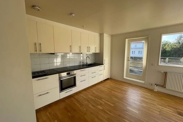 Ljus 2:a med parkering i Fristad